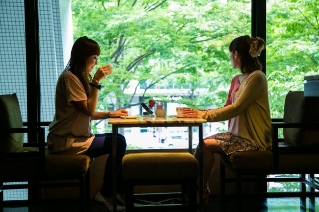 店内から御堂筋イチョウ並木を望む