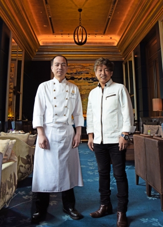 （右から）「PATISSIER eS KOYAMA」代表の小山進氏と、 セント レジス ホテル 大阪の伊藤慎二ペストリーシェフ