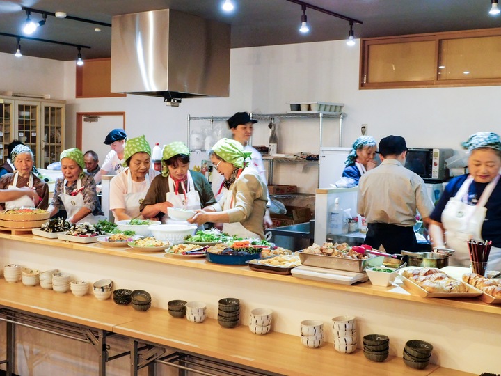 デイサービスの利用者が有償ボランティアとして料理を作る カフェ＆レストラン「かめキッチン」 オープニングセレモニー開催しました（6/18）