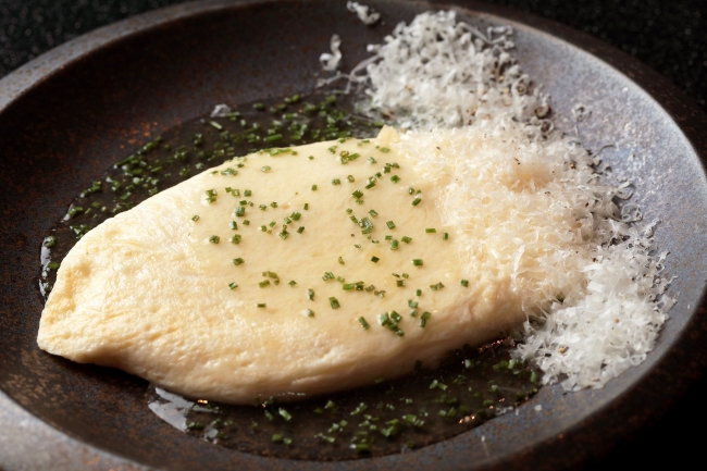 ”米艶”卵とカリフォルニア産ブラータチーズのホワイトオムレツ　透明なトマトのソース　￥1,680