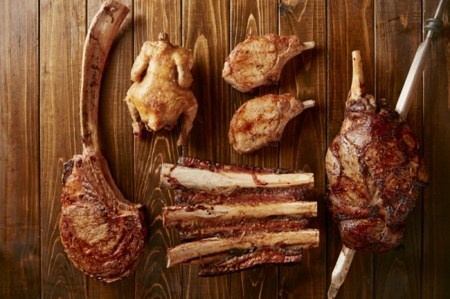 夏といえば“骨付き肉”、シュラスコ料理専門店「バルバッコア」