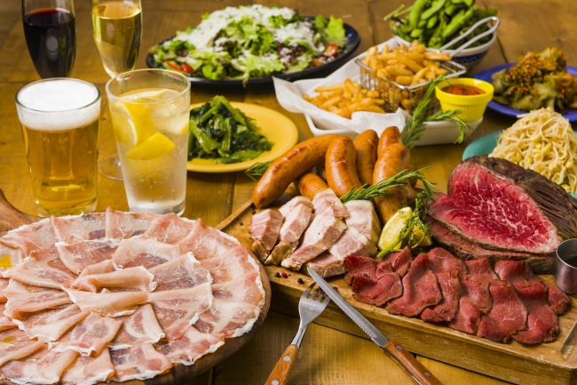 生ハムもローストビーフも食べ放題の肉づくしプランが登場！大阪・なんばパークスの「#702 BEER GARDEN」で４種の肉料理を含む10品食べ放題＋２H飲み放題のプランが７月１日からスタート！