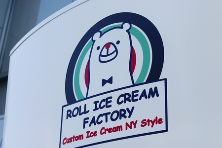 ロゴキャラクターのシロクマ “くるくるアイスのシロくん”が目印
