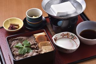 京都・嵐山のメイン通りにお重仕立ての和牛すき焼きや
ステーキを提供する「嵐山 喜重郎」がオープン！