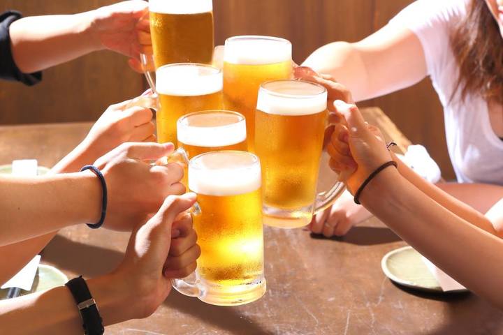 炭火焼ホルモン店で生ビール無料・飲み放題キャンペーン7月1日開始。日・月・火の週3日を1か月間、web予約限定で実施