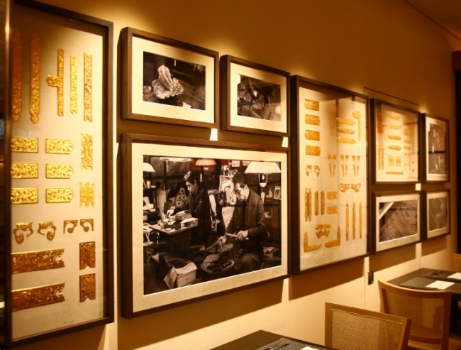 古くから名古屋の伝統の職として続いてきた【錺金具（かざりかなぐ）】その精巧な錺金具をデザインした壁掛けを見ることができる