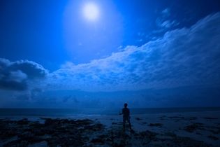 星のや竹富島（沖縄県・竹富島）
月明かりの下、島だこ採りに夢中になる
「脱デジタル滞在 ～月夜の島だこ採り体験～」開催
期間：2018年9月23～26日、10月22～25日、11月21～24日