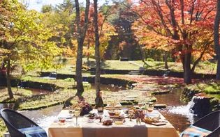 星のや軽井沢（長野県・軽井沢）
一足早い紅葉を眺められる特別席で、秋の味覚を味わう
「紅葉フルーツBBQ」開催
開催期間：2018年9月10日～11月9日