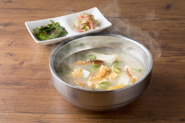 名物！干しダラのスープ　８００円(税抜）韓国発祥のＵＳＨＩＤＯＫＩオリジナルスープ。酔いさましに良いカラダにうれしいスープです。