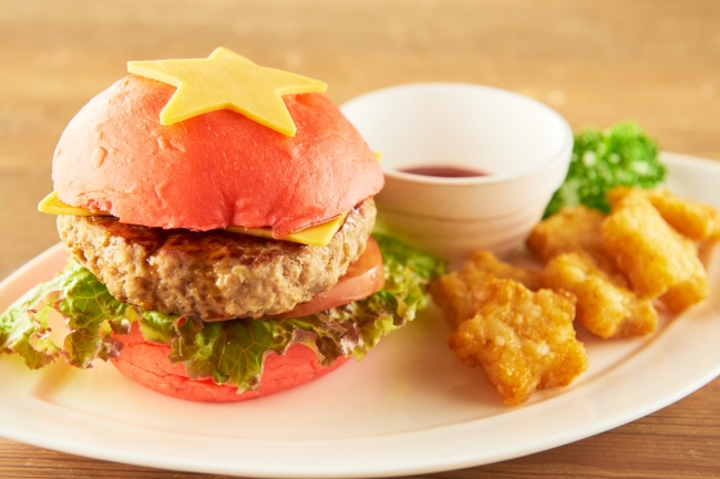 「フランキーのスーパージューシーハンバーガー」単品1,000円（税込）／ドリンクセット1,300円（税込）フランキーをイメージした赤いバンズのハンバーガー。星型のチーズとポテトもインパクト大。味ももちろんスーパー！