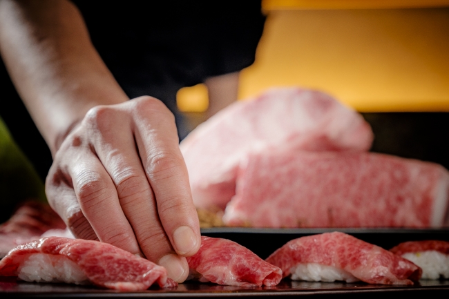 “神戸牛を目の前で解体”　切りたての肉寿司と焼肉が楽しめる　『神戸 びいどろ』大井町店