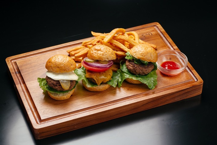 Empire Steak House Roppongiが「Gourmet Burger Sampler～グルメバーガー食べ比べ～」を期間限定で販売！