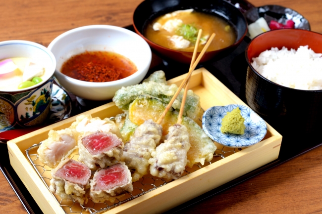 「特上 肉天ぷら定食」：2,480円（＋税）