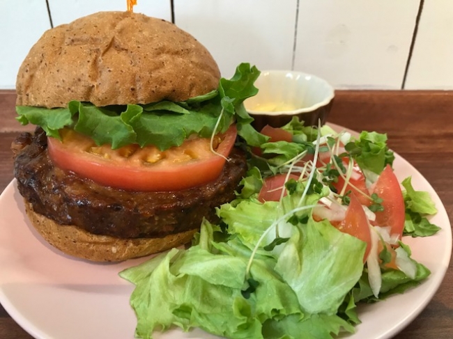 テディーズビガーバーガー鎌倉七里ヶ浜店より、完全菜食バーガー「プレミアムヴィーガンバーガー」を発売開始！