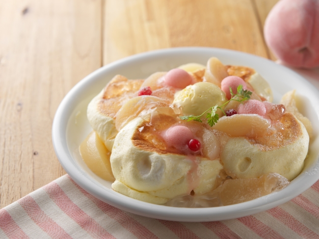 ドレモルタオから、旬の白桃を１個以上使ったパンケーキ「まるごと白桃バニラ」が新登場！