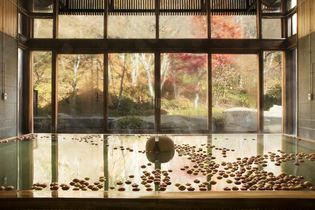 軽井沢星野エリア（長野県・軽井沢町）
紅葉を眺めながら、りんごが浮かぶ湯につかる
「りんご湯」開催
開催期間：2018年10月16日〜19日、11月4日～7日
