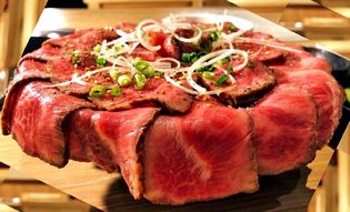 “こぼれローストビーフ丼”が400円で食べられる！
入場無料！真夏の肉尽くしのフェス、8月18日に横浜で開催