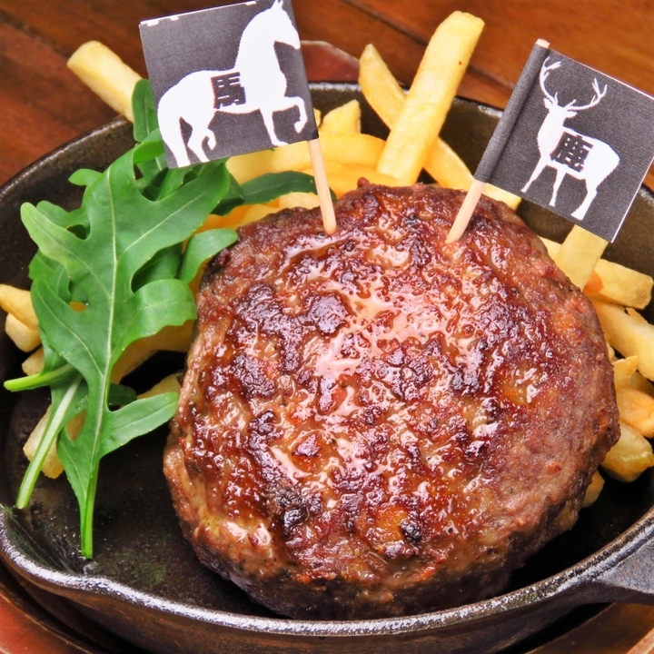 東京・江東区の炭火イタリア料理とワインの肉バル「ジビーノ（Givino）」が、人気メニュー「京都産馬鹿ハンバーグ」を8月1日からランチタイムでも提供！