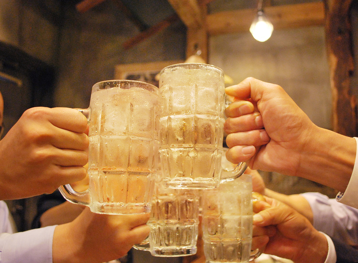 恵比寿「和バル あがれ」が開店3か月記念で何杯飲んでもハイボール1杯100円キャンペーン。8月15日から1か月、大人気の国産ひな鶏半身素揚げとともに