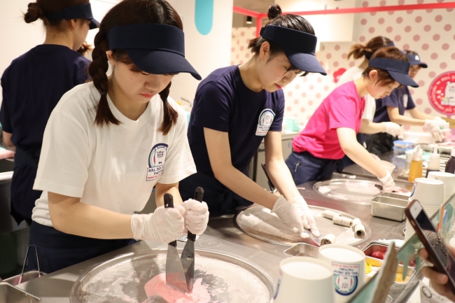  日本初のロールアイス専門店