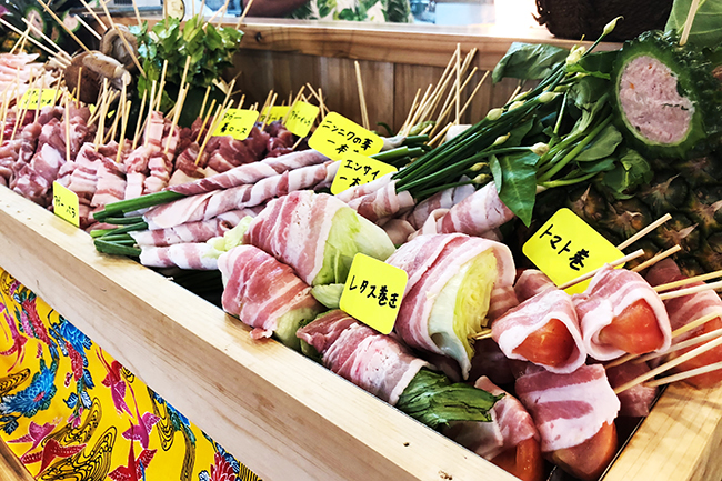 沖縄県産の豚・牛・鶏を使用した串焼き専門店「串ナカマ」。8/17、那覇の人気せんべろエリアに新規出店。　