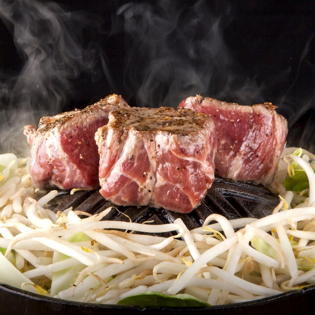 【ニュースレター】今年の8月29日「焼き肉の日」は、ちょっと趣向を変えて…かたまりラム肉を焼きつける『ラムロック』できまり！