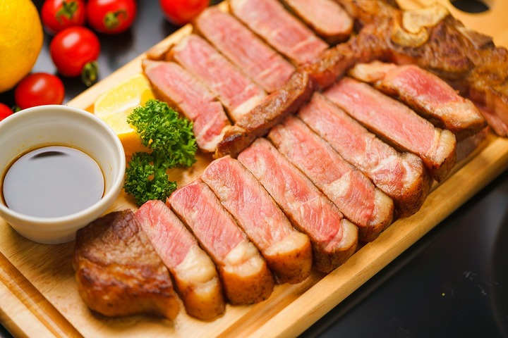神奈川・横浜市の「大衆肉バル Kamiichi（カミイチ）」が“29（ニク＝肉）の日”の8月29日限定でアンガスビーフのTボーンステーキをおトクな価格で提供！