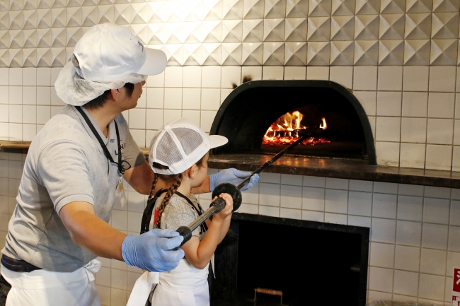 PIZZA作りを体験しよう！マリンピア神戸のピッツァレストラン「LOCHE MARKET STORE」でお子様向けのピッツァ作り体験教室を開催！