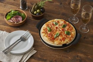 ピザを外はパリっと中はふわっと仕上げる
『LIVEパリふわピザプレート』を9月下旬に発売