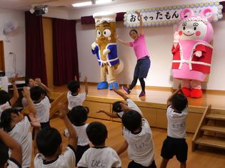 島根県内の子どもたちと「かまぼこ体操」を踊る食育イベント
　かまぼこの普及啓発＆子どもたちの健康促進を目的に
9月18日・19日に開催！