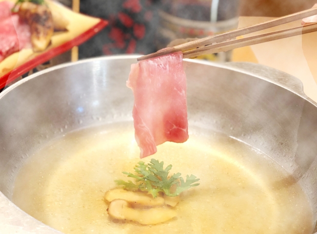 秋の味覚の王様『松茸』出汁で食す松阪豚のしゃぶしゃぶが3980円で食べ放題！おもき銀座店で開催！