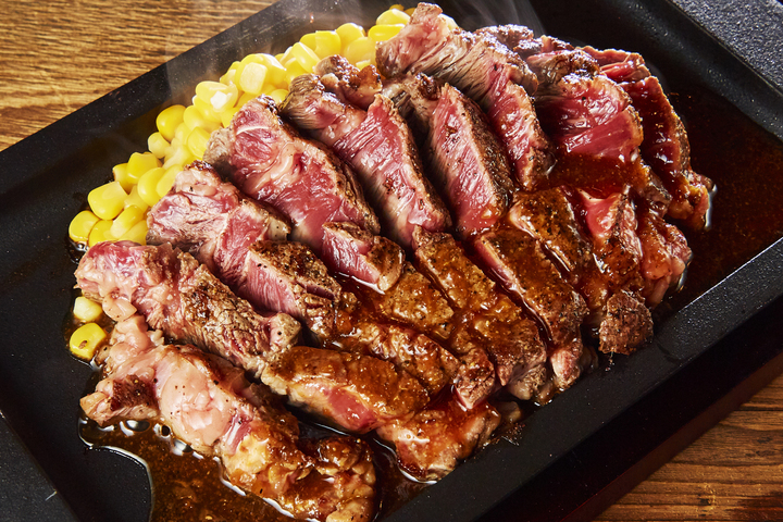渋谷に山小屋!? 300gの分厚いステーキが1,390円で食べられる「ステーキ ロッヂ」が9月14日にオープン!! ランチが500円になるクーポンも配布します!