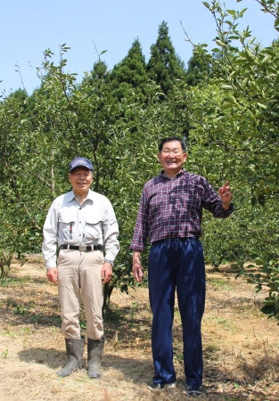 当社にゆずきちを届けてくれている生産者  水津さん（左）と清水さん（右）  
