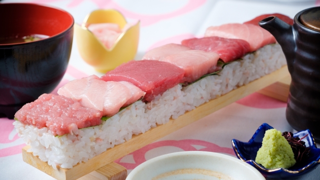 25cmの“生本マグロ食べ比べ寿司”！希少な生本マグロが7種堪能できる贅沢ランチ　『蔵よし 日本橋店』