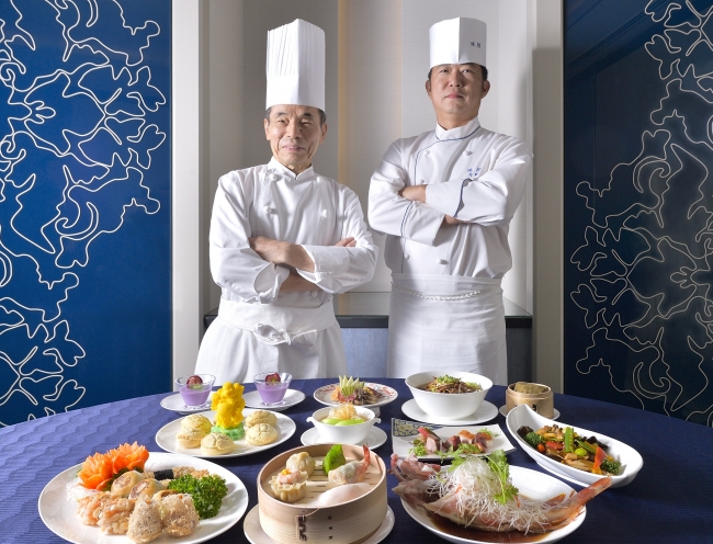 （左）茂手木 章 氏 （右）中国料理「鴻臚」料理長　片岡 徹