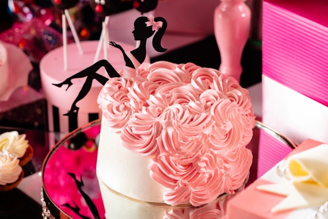 ロマンティックな花嫁のように ピンクドレスのストロベリーシフォンケーキ