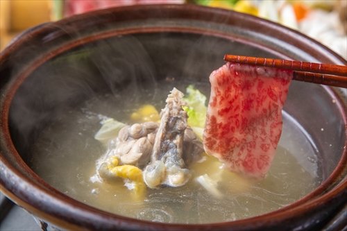 横浜・行列のできる餃子屋が今年一番のトレンドフード“四川山椒”を使用した「しびれ餃子鍋」を提供！本格しびれる辛さがたまらないスープと餃子の美味しさ無限大!