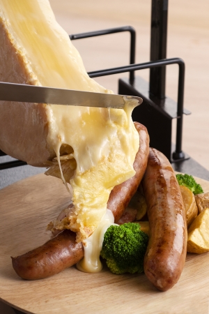 10月はソーセージ、ベーコン、ポテト（きたあかり）にラクレットチーズをかけて。