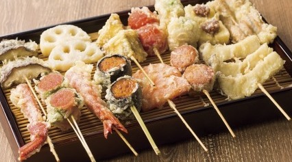 名物！串天ぷら　イメージ  衣はサクッと軽い食感、素材の持ち味を 引き立て、ふっくらジューシーに。 一口サイズでご提供。