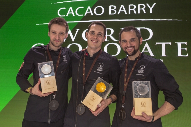 ワールドチョコレートマスターズ2018のタイトルを獲得したスイス代表（中央）とフランス代表、及び米国代表