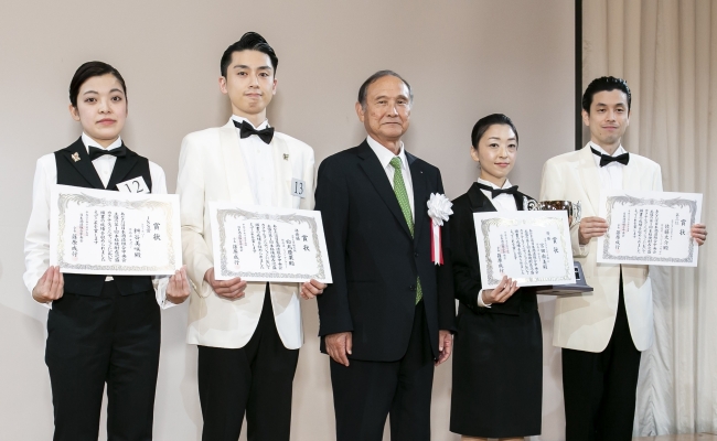 左から二番目が白鳥慶果。中央は日本酒造組合中央会 篠原成行会長。（画像：日本酒造組合中央会提供）