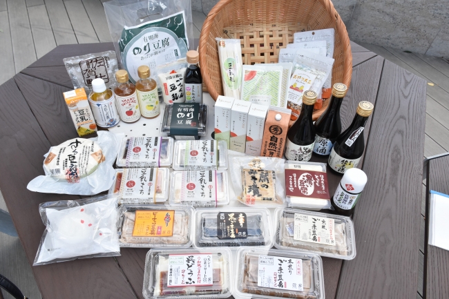 「おみやげストリート」には地元の有名店の豆腐やユニークな豆腐関連商品が集結。