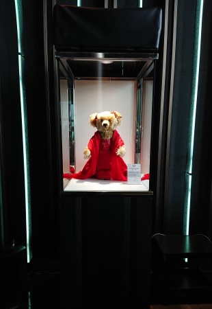 特別展示のVALENTINO TEDDY BEAR