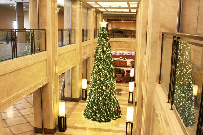 【ホテル日航奈良】初お目見え！ロビーにそびえる高さ６メートルの新クリスマスツリー