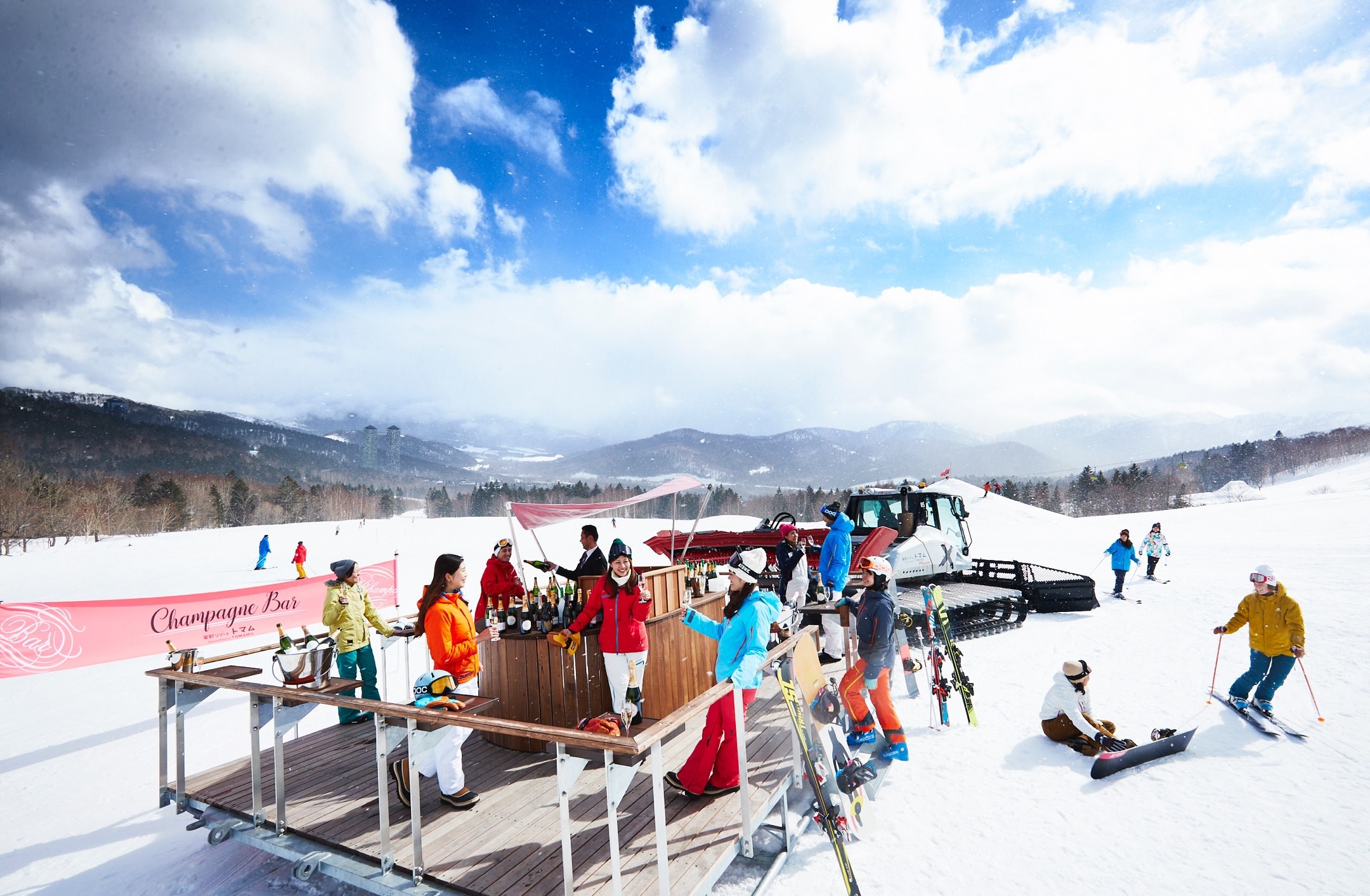 星野リゾート　トマム スキー場（北海道勇払郡占冠村）
冬山の絶景を眺めながら贅沢に過ごす、晴れの日限定イベント
「絶景シャンパンバー」でシャンパン20種類の提供を開始
実施期間：2019年3月1日〜31日のうち晴れの日限定