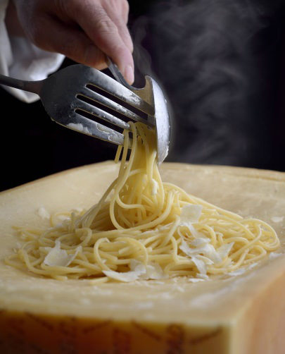 チーズで絡める“フォアボナーラ”、チーズフォンデュが決め手のビスク仕立てなど　あったかチーズの新作料理が登場　2018年12月1日（土）より世界バイキング「エトワール」にて冬フェア開催