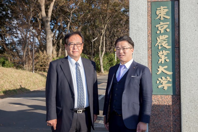 左：東京農業大学 上地由朗教授、右：ジェイフロンティア株式会社 代表取締役 中村篤弘
