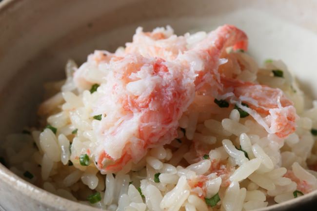 ▲旬の“蟹”と生姜を合わせ さっぱりとした炒めご飯はシメに最適
