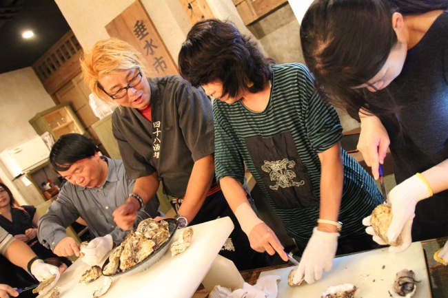 牡蠣のスペシャリストから、牡蠣剥きのコツを直接習います