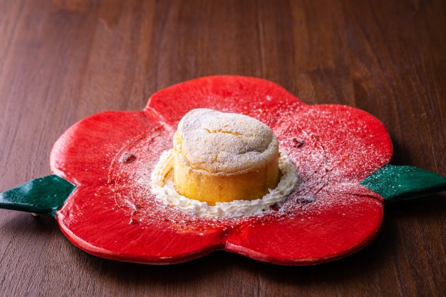 【椿のパンケーキ】 五島市のシンボルである椿をモチーフにした、ごと芋の自然な甘みが魅力のパンケーキ